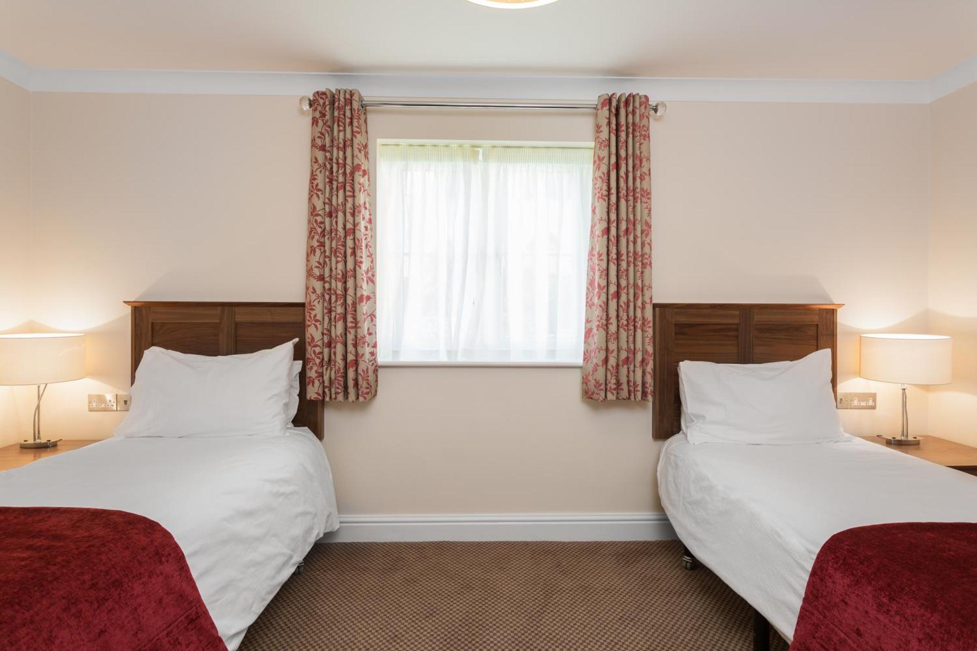 Woodford Bridge Country Club Hotel Milton Damerel Room photo